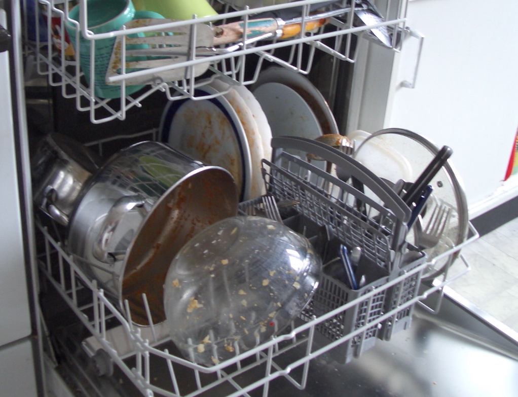 Какую посуду нельзя мыть в посудомоечной. Кастрюля в посудомоечной машине. Посудомоечная машина для кастрюль и сковородок. Мойка алюминиевых кастрюль в посудомойке. Алюминиевая посуда в посудомоечной машине.
